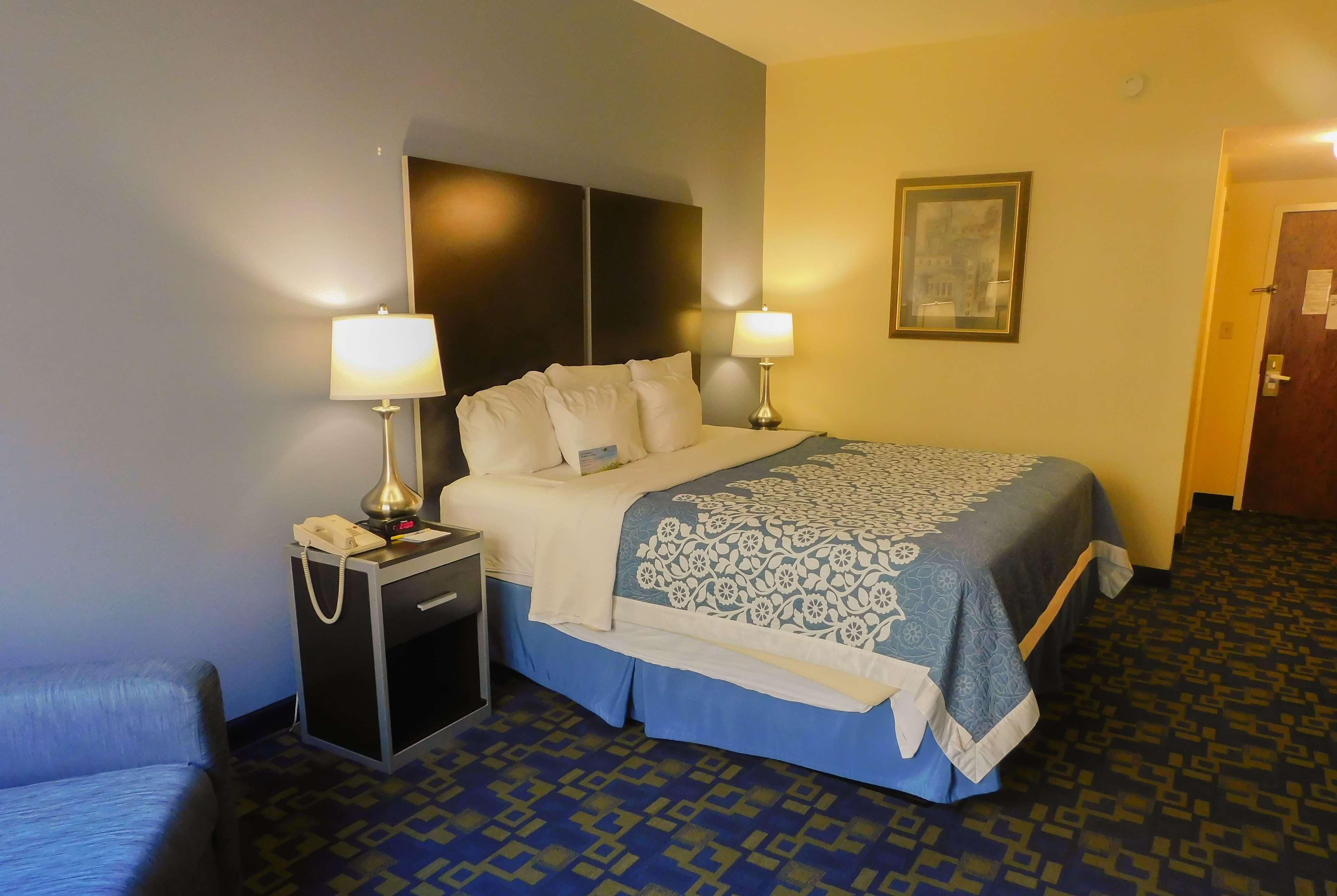 Days Inn & Suites By Wyndham Pocahontas Exterior photo