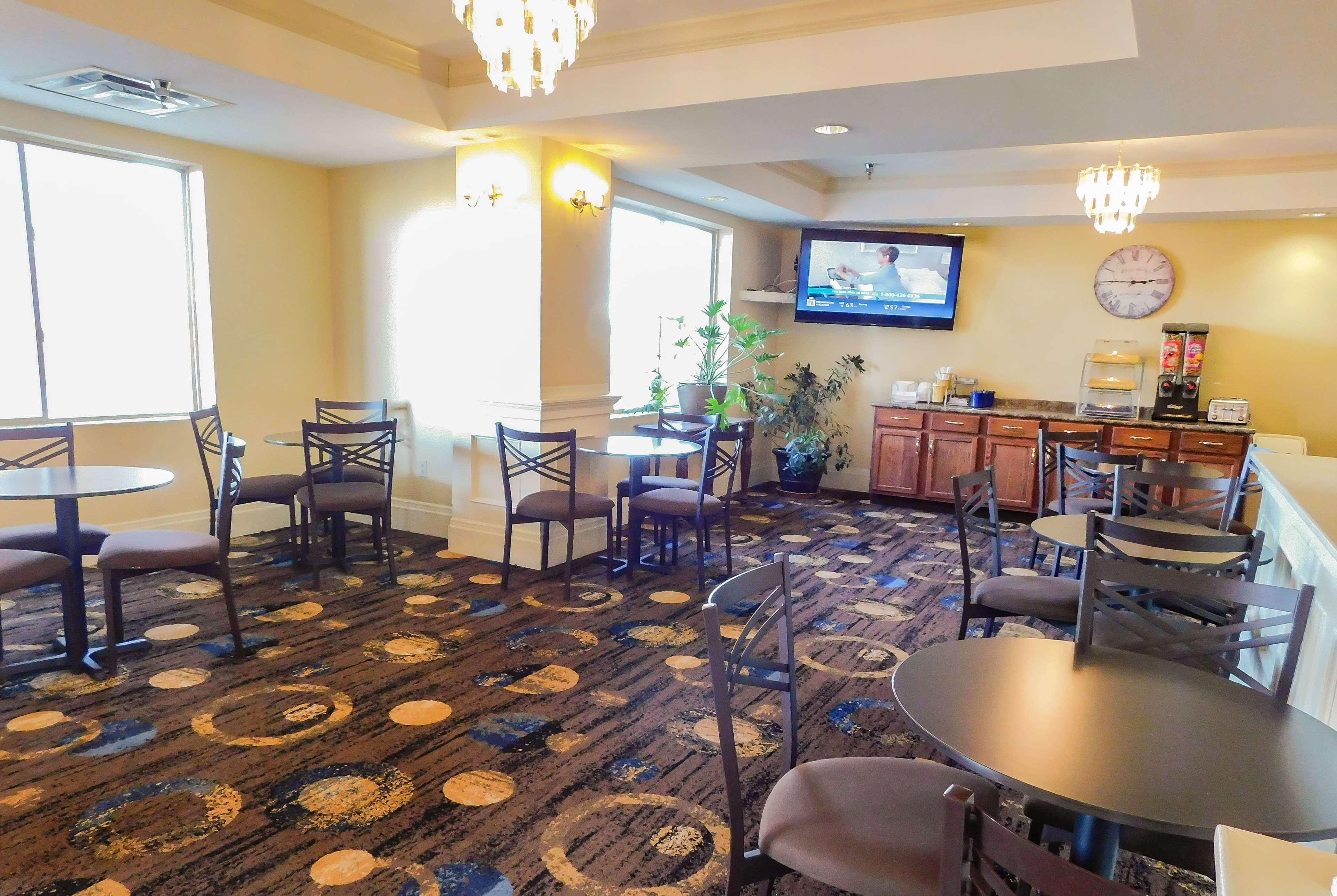 Days Inn & Suites By Wyndham Pocahontas Exterior photo