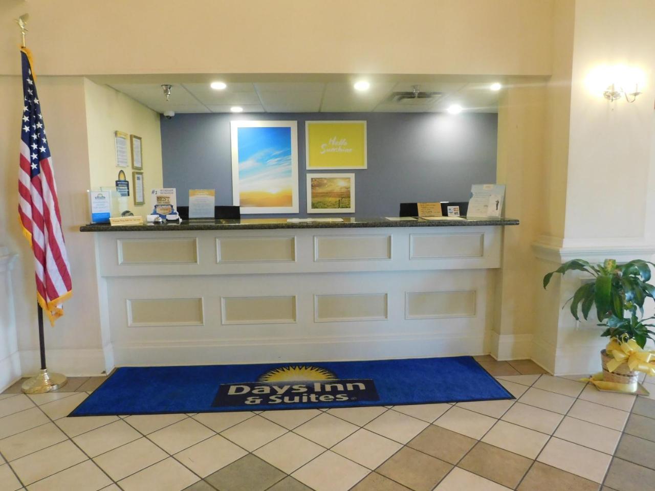 Days Inn & Suites By Wyndham Pocahontas Exterior photo